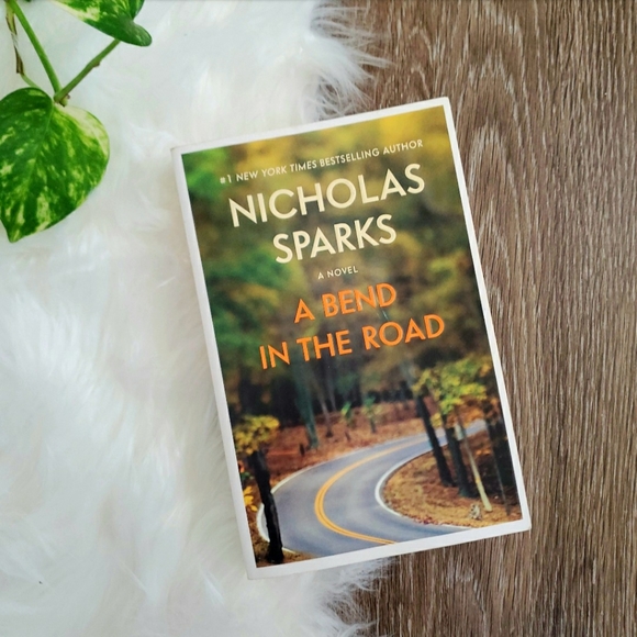 A Bend in the Road by Nicholas Sparks - Picture 1 of 3